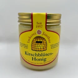 Glas Kirschblütenhonig der Imkerei Janthur, frontal fotografiert vor weißem Hintergrund