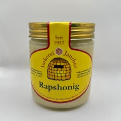 Glas cremiger Rapshonig der Imkerei Janthur, frontal fotografiert