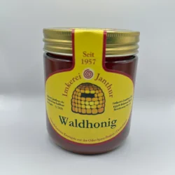 Glas Waldhonig der Imkerei Janthur vor weißem Hintergrund