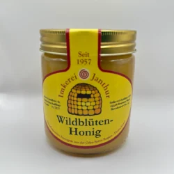 Glas Wildblütenhonig der Imkerei Janthur vor weißem Hintergrund